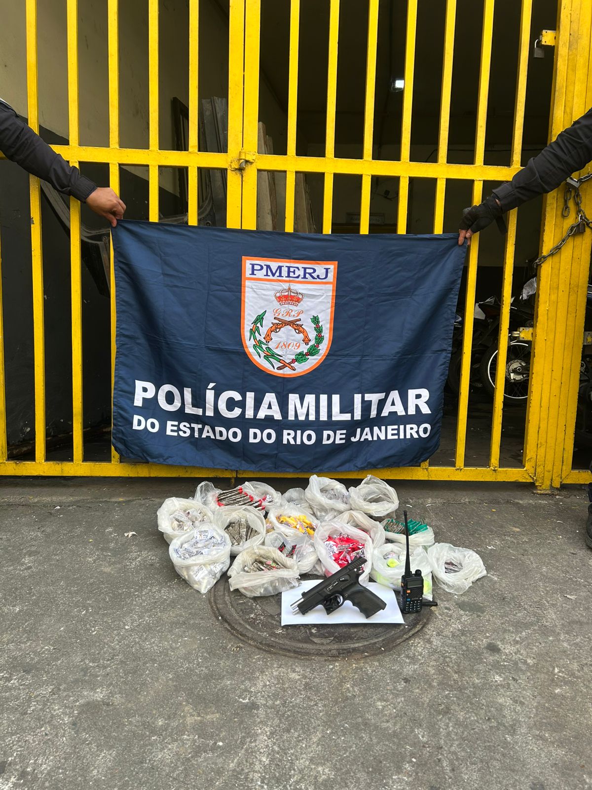 PM apreende pistola, munições e drogas em São Gonçalo, com informações do Disque Denúncia