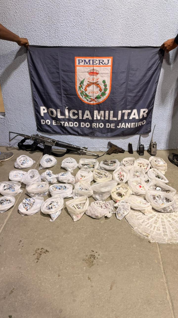 7° BPM apreende fuzil, munições e drogas em São Gonçalo, com ajuda do Disque Denúncia