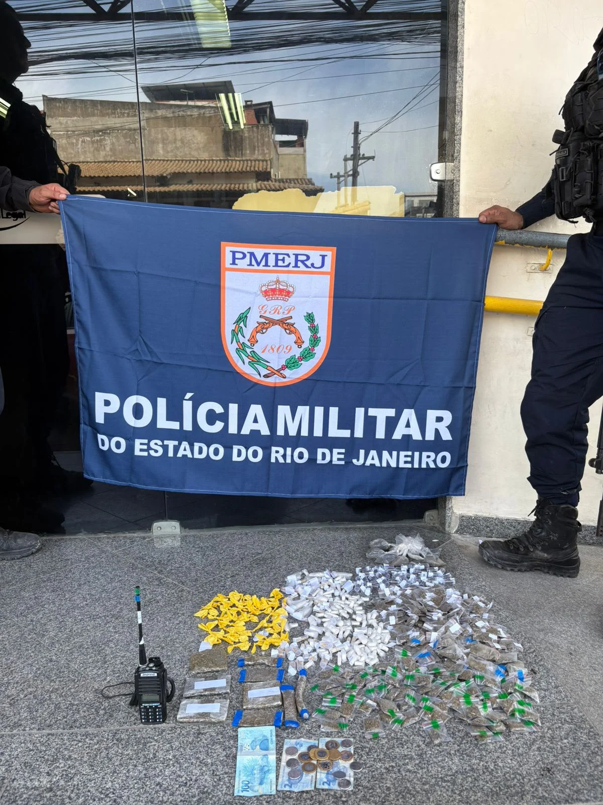 12º BPM apreende drogas e rádio transmissor em Maricá após denúncia anônima