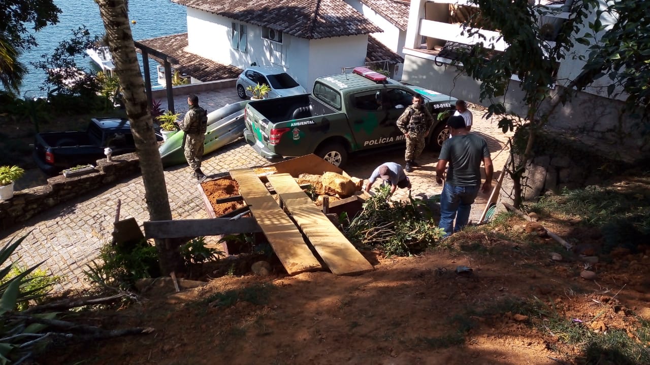 Uma semana após verificar denúncia do Linha Verde em Angra dos Reis, polícia retorna ao mesmo endereço após denunciante informar que o responsável ainda cometia crimes ambientais