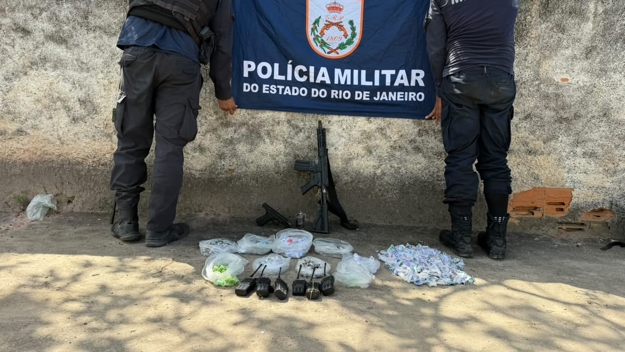 Militares do 15° BPM apreendem fuzil e drogas em Duque de Caxias, após ajuda do Disque Denúncia 