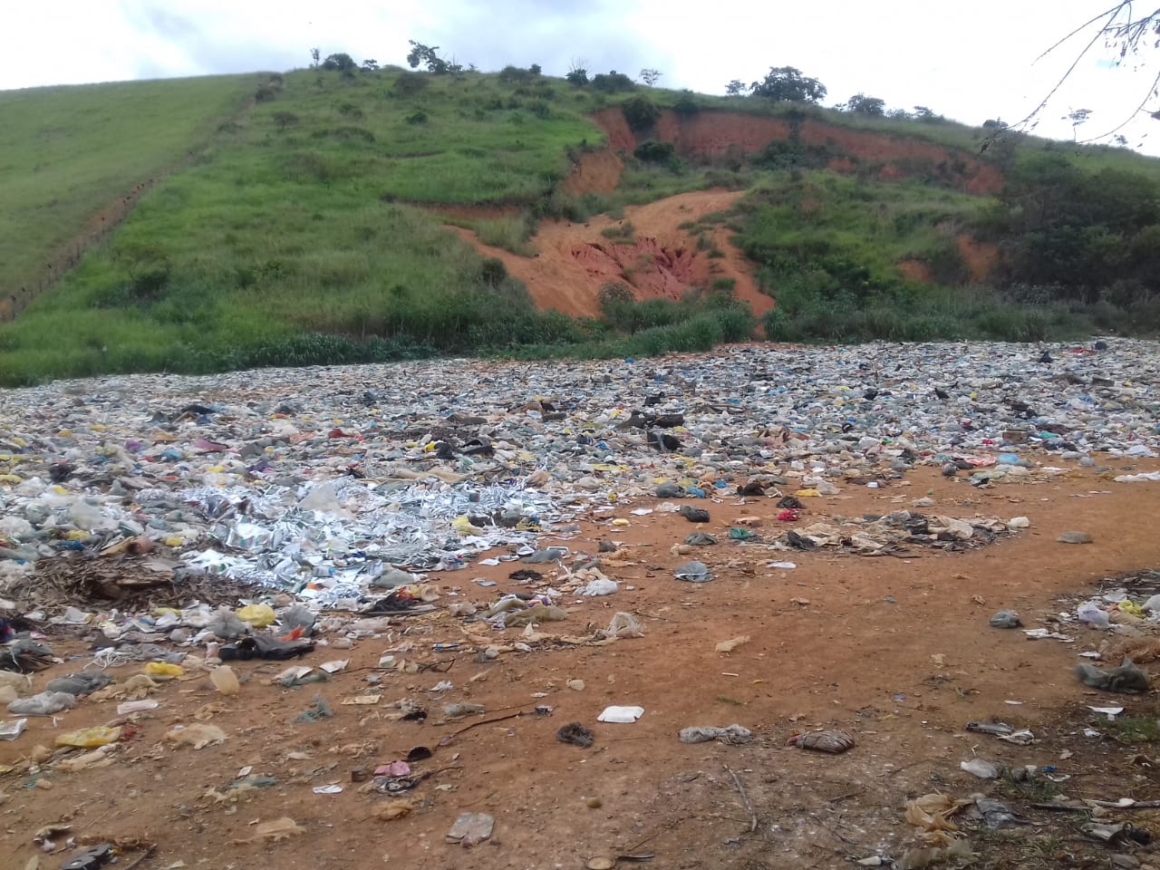 Polícia identifica terreno utilizado pela Prefeitura de Cambuci para descarte de resíduos sólidos sem autorização