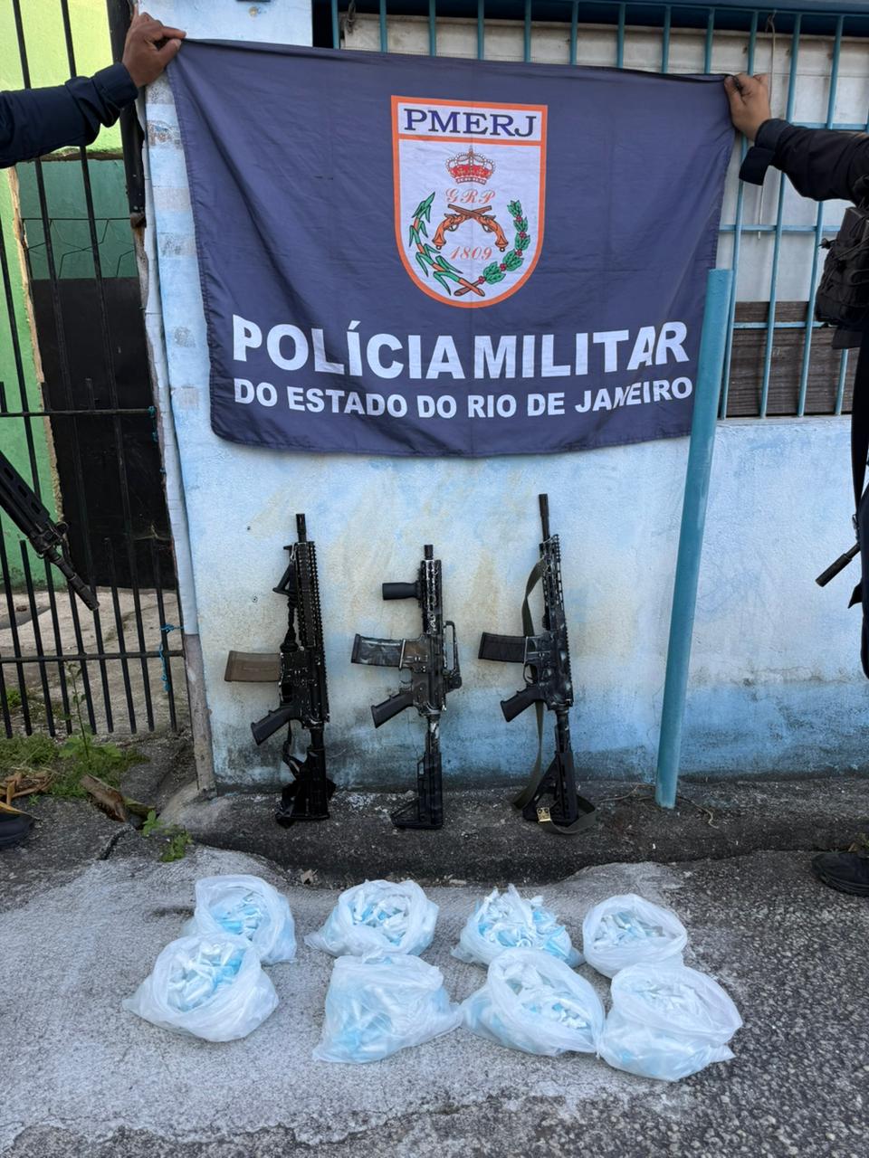 PM apreende fuzis e grande quantidade de drogas na região de Costa Bastos após uma informação ao Disque Denúncia