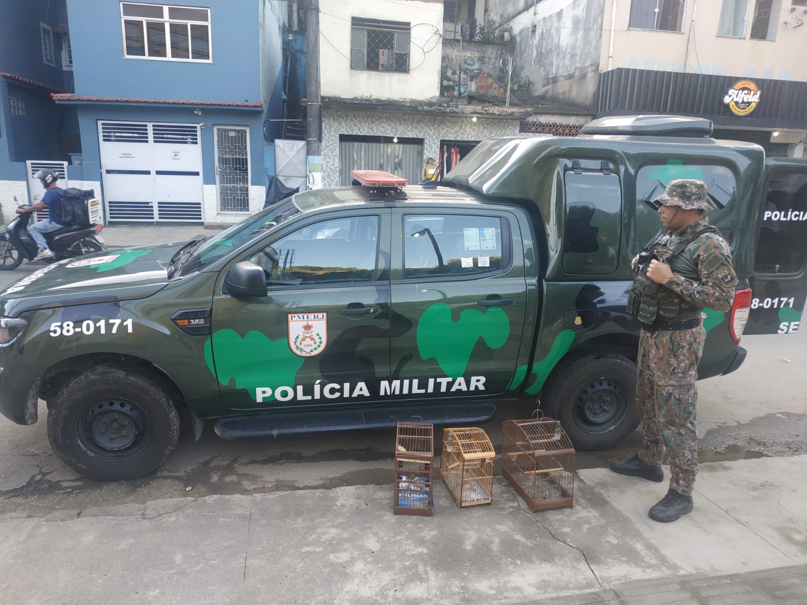 Pássaros são apreendidos pela polícia ambiental em Paracambi 