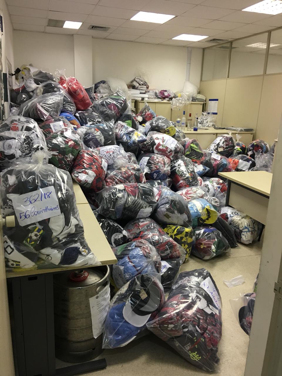 Cerca de 21 mil peças de roupas pirateadas são apreendidas por policiais militares após informações do Disque Denúncia