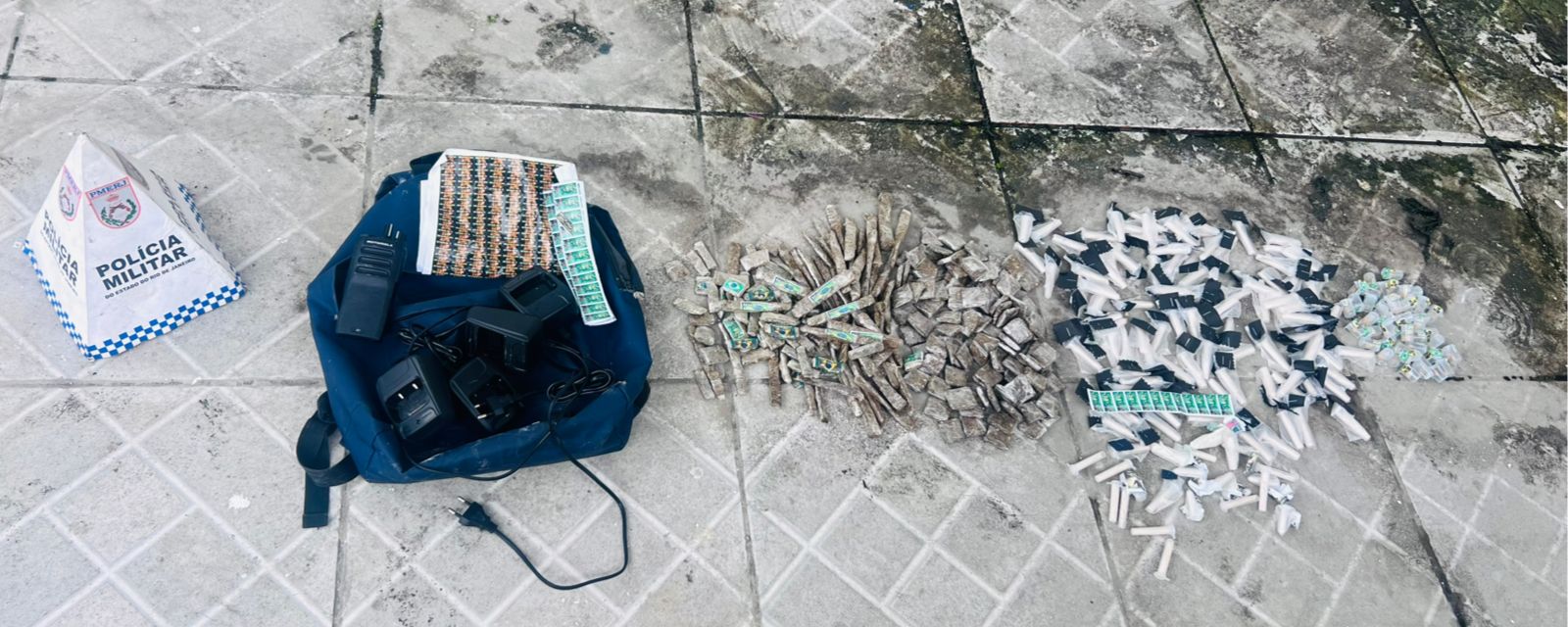 Polícia Militar apreende drogas, rádio transmissor e motocicleta roubada em Mesquita após denúncia anônima