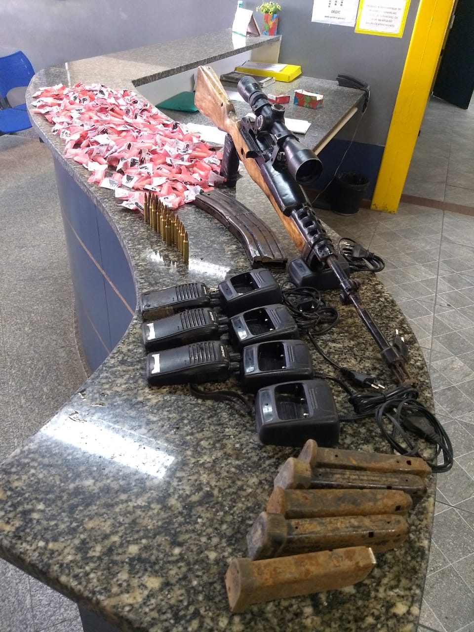 Denúncia leva polícia militar a apreender fuzil e drogas em São Gonçalo