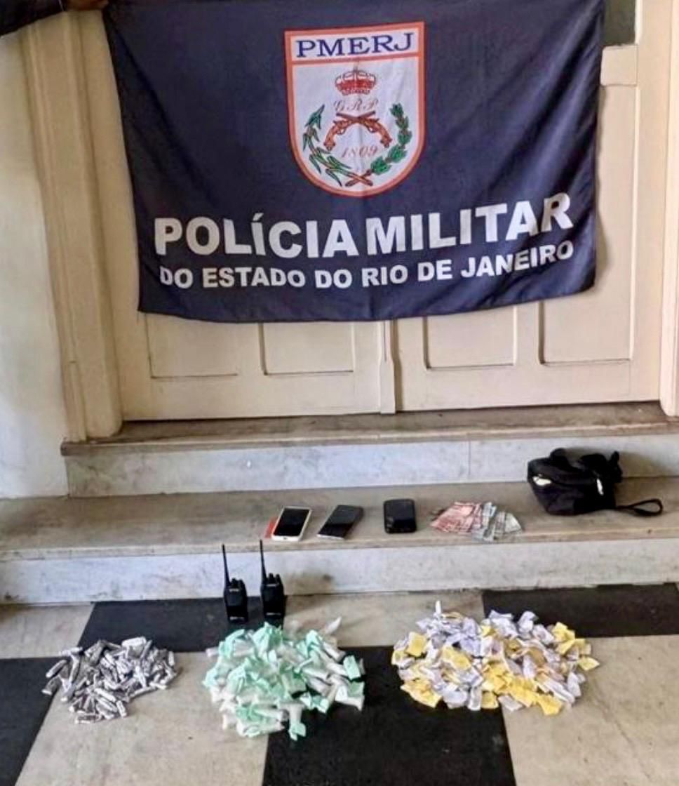 Ação do 12º BPM resultam em prisões por tráfico de drogas em Niterói