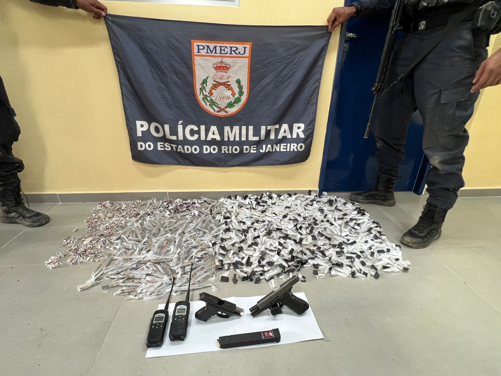 12°BPM apreende armas, rádios transmissores e drogas em Niterói após ajuda do Disque Denúncia