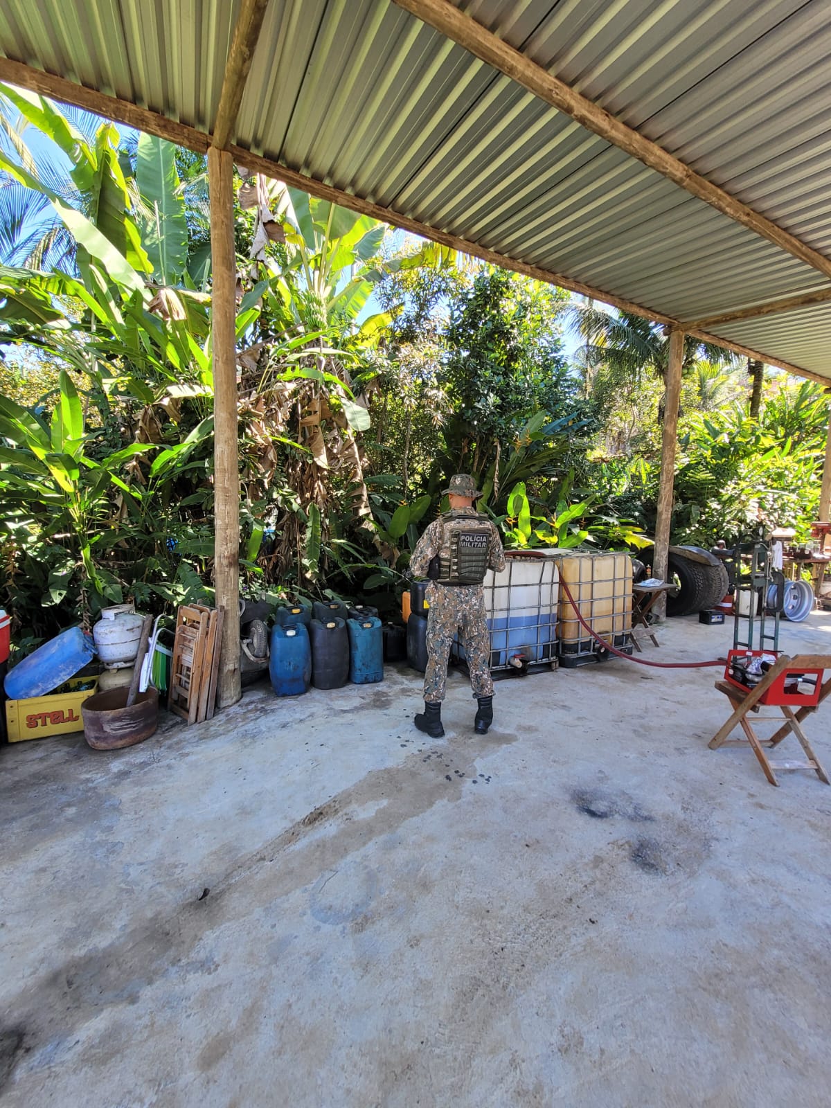 Disque Denúncia Paraty ajuda polícia ambiental a flagrar galpão com galões de óleo e poluição do solo em Paraty, na Costa Verde 