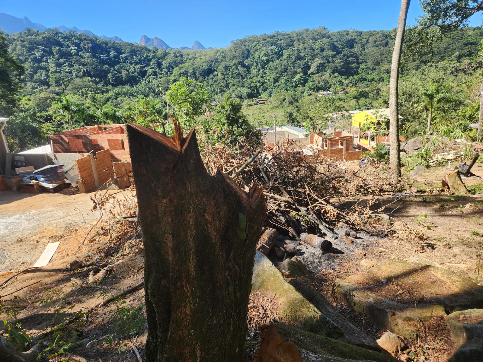 UPAm Pedra Branca identifica diversos crimes ambientais ocorrendo em bairro de Magé