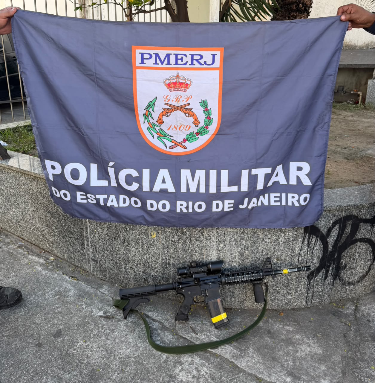 Militares do 41° BPM apreendem fuzil e munições na Pavuna, com informações do Disque Denúncia