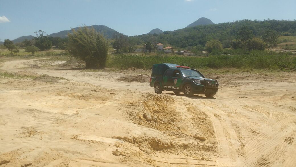 Denúncia do Linha Verde leva polícia ambiental à Saquarema, onde foram flagrados homens extraindo substância mineral sem autorização