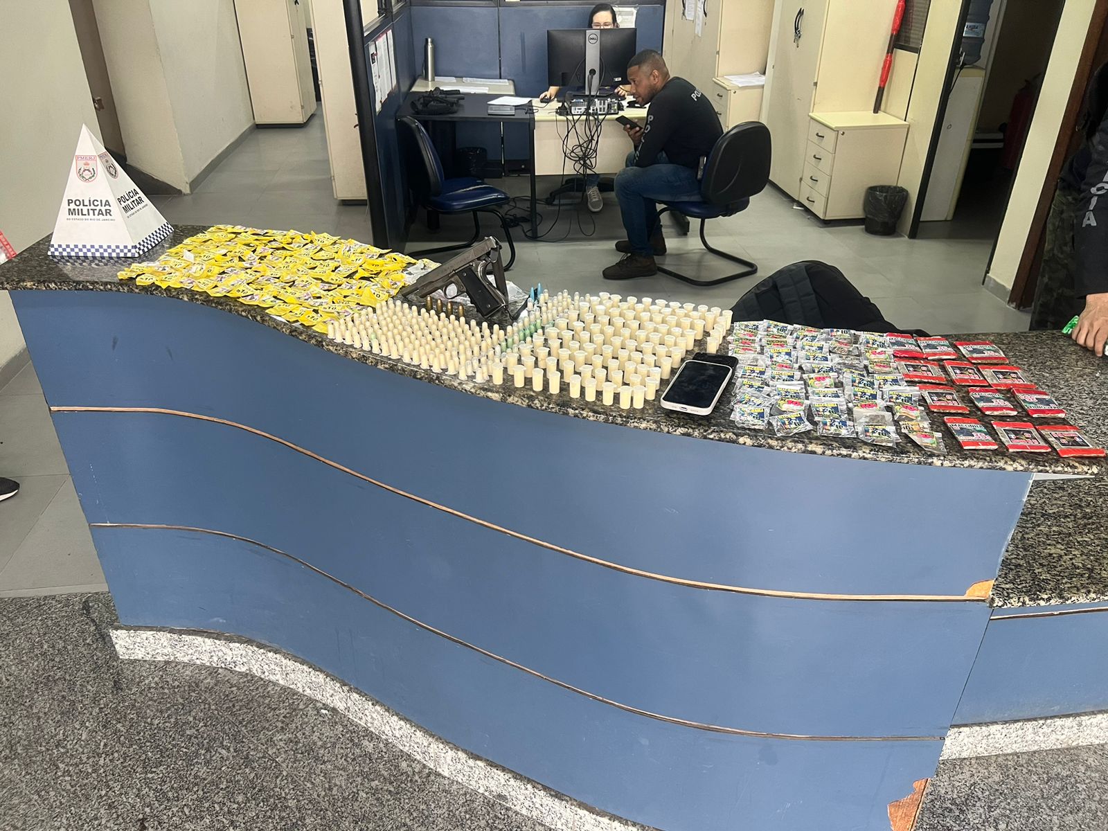 Informação do Disque Denúncia sobre invasão de traficantes do RJ à Angra dos Reis leva polícia a realizar grande operação no Morro da Carioca
