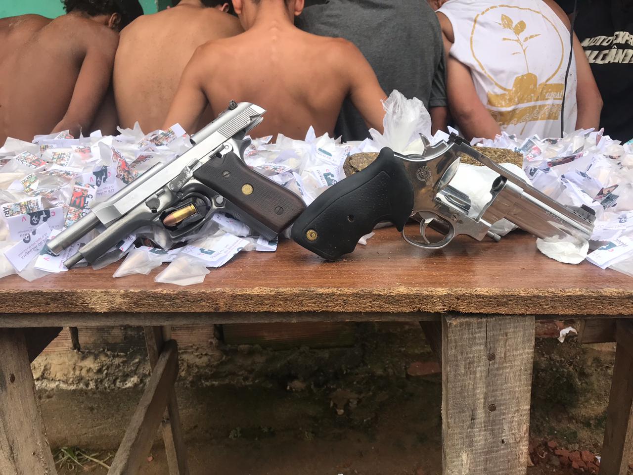 Sete bandidos são presos, armas e drogas apreendidas em São Gonçalo após informações do Disque Denúncia
