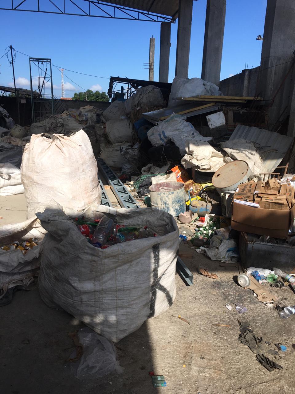 Linha Verde leva polícia a flagrar empresa de reciclagem que operava sem licença em Araruama