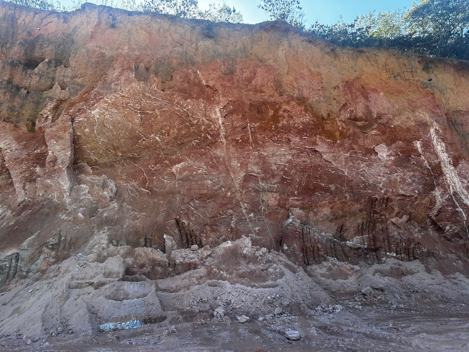 1ª UPAm identifica extração irregular de mineral em Queimados 