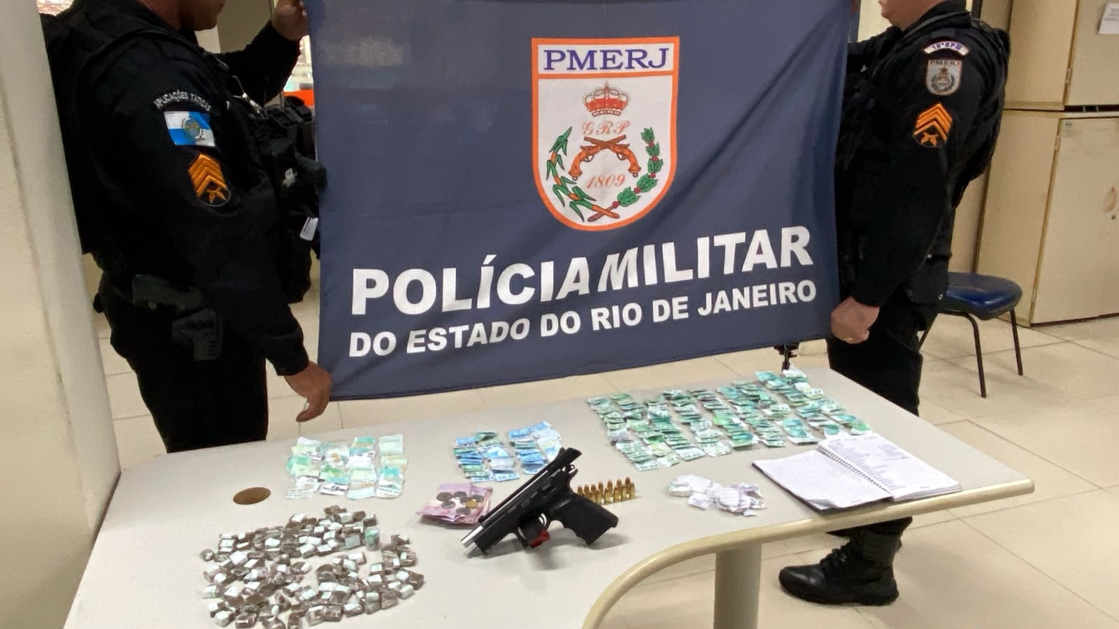 18º BPM apreende pistola e drogas na Freguesia, a partir de informações compartilhadas pelo Disque Denúncia