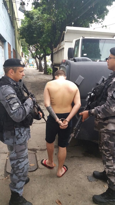 Disque Denúncia leva policiais do Batalhão de Choque à prisão de traficante no Complexo da Maré