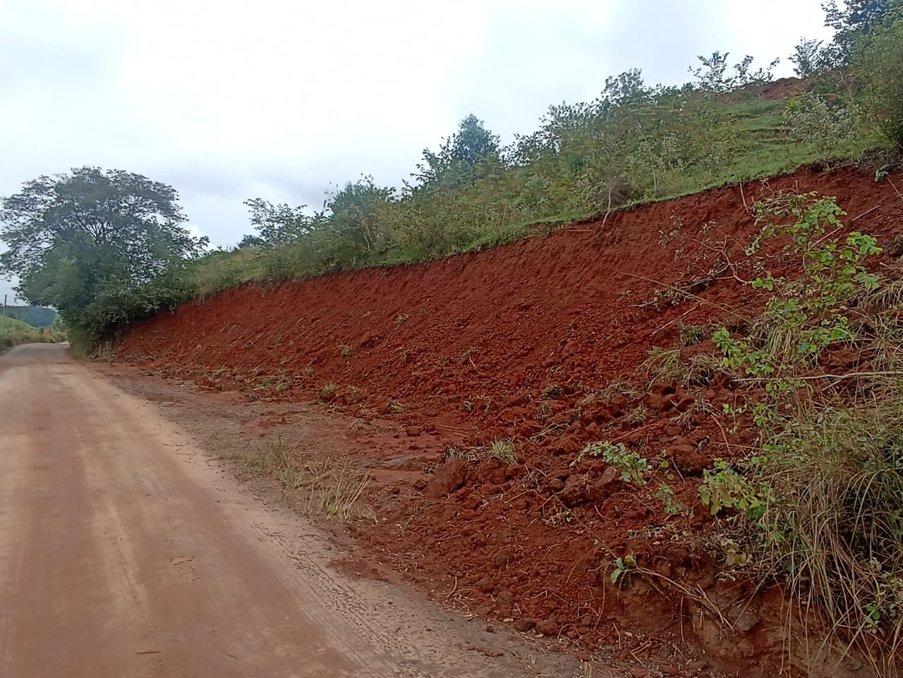 Aterro em área de preservação permanente, extração irregular mineral e abertura clandestina de estrada são identificados em Itaocara após denúncia 