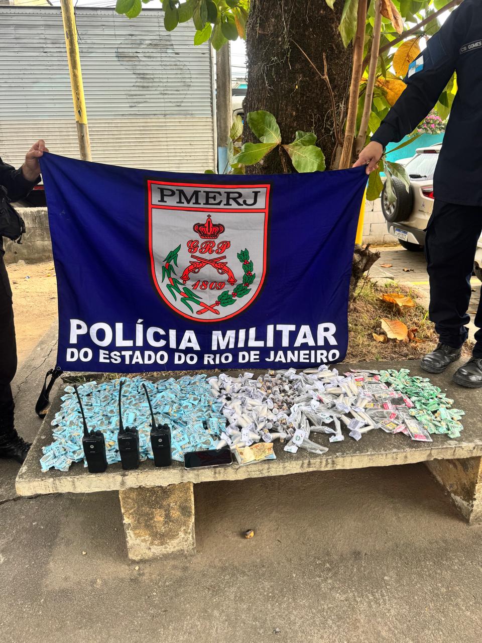 Polícia Militar apreende rádios transmissores, aparelhos celulares e drogas em Belford Roxo