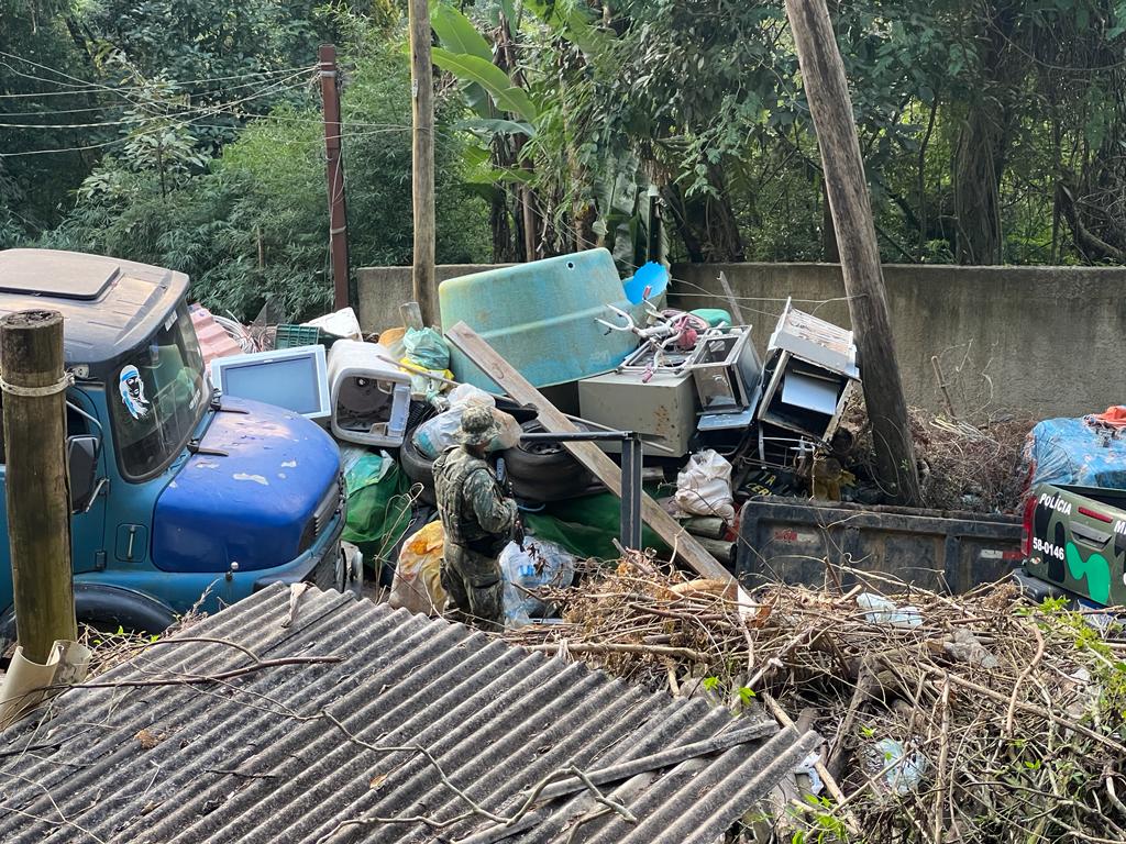 Crime de poluição é identificado após constatação de descarte ilegal de materiais em terreno localizado em Petrópolis