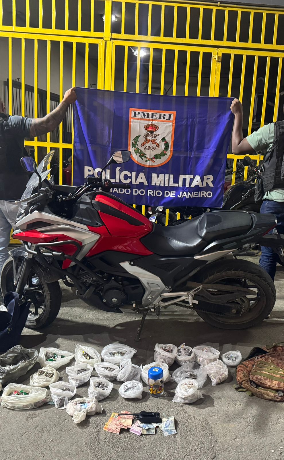 Com ajuda do Disque Denúncia, militares do 7° BPM apreendem drogas, rádio transmissor e moto em São Gonçalo