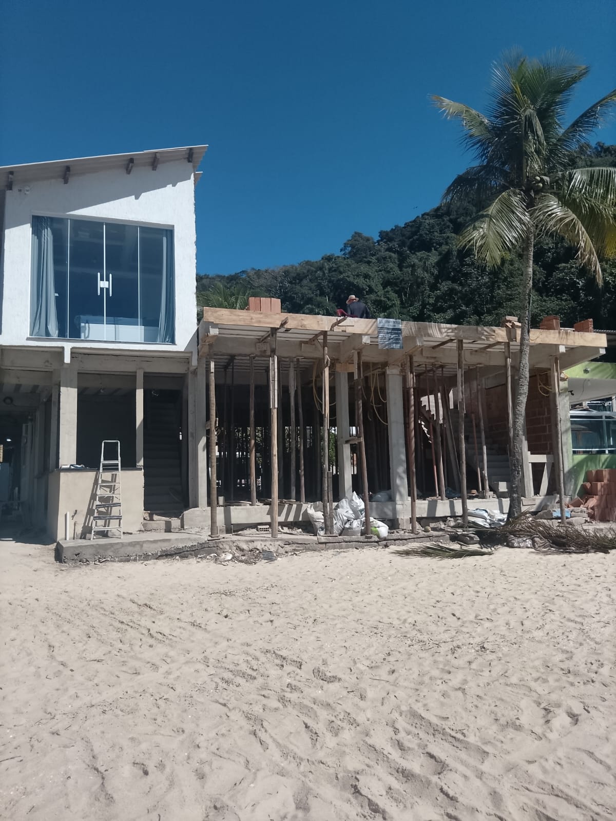 Policiais Ambientais flagram construção às margens da praia em Mangaratiba 