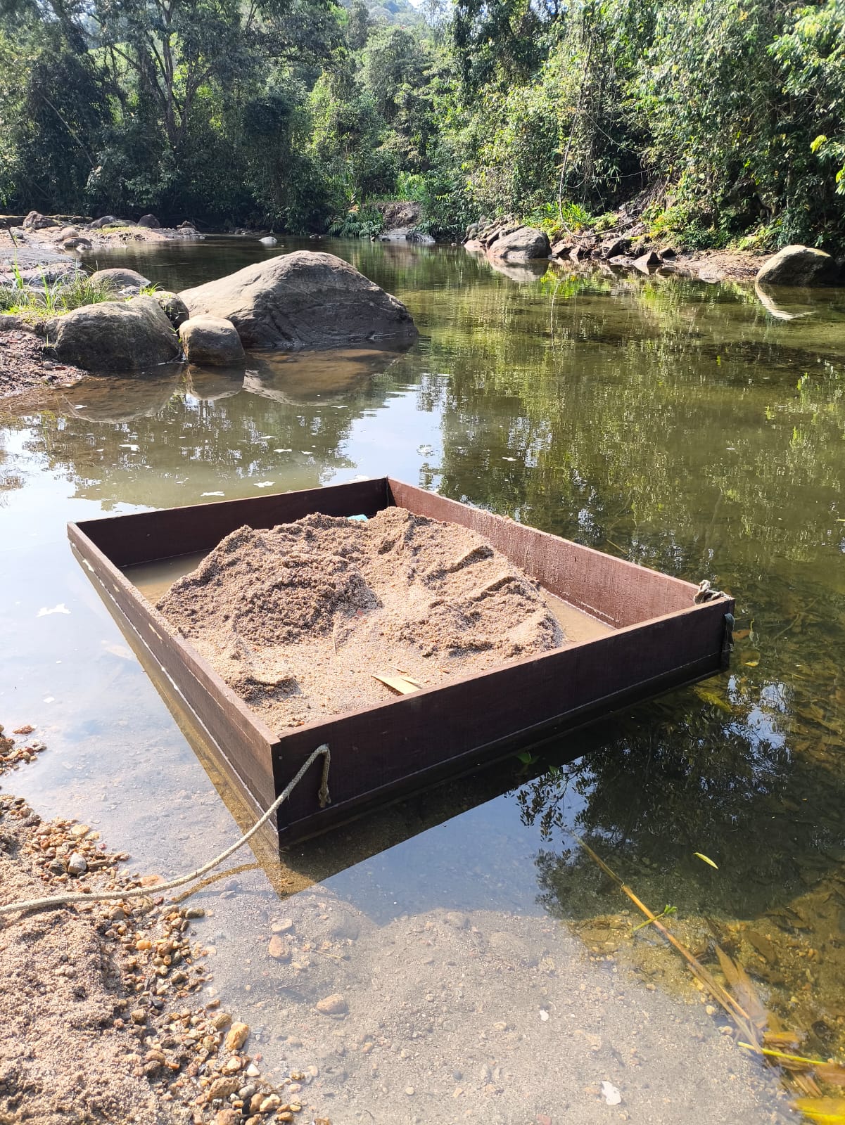 Polícia Ambiental apreende balsa e materiais usados em extração mineral na Banqueta, em Angra dos Reis, após informe do Linha Verde 