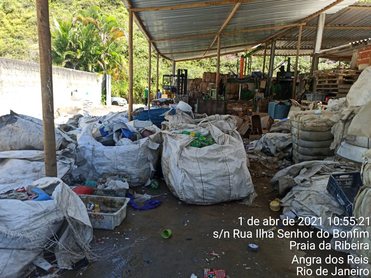 Denúncia do Linha Verde sobre empresa de reciclagem leva polícia ambiental a identificar atividade potencialmente poluidora em Angra