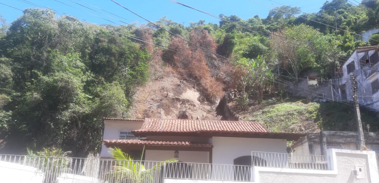 Denúncia de queimada e extração de árvores leva polícia ambiental ao Pé Pequeno, em Niterói