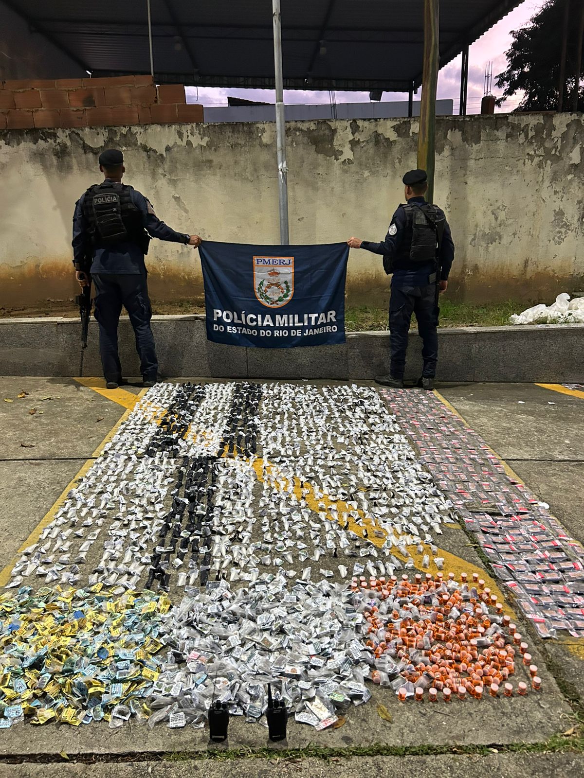 PM apreende grande quantidade de drogas e detém adolescente em Queimados