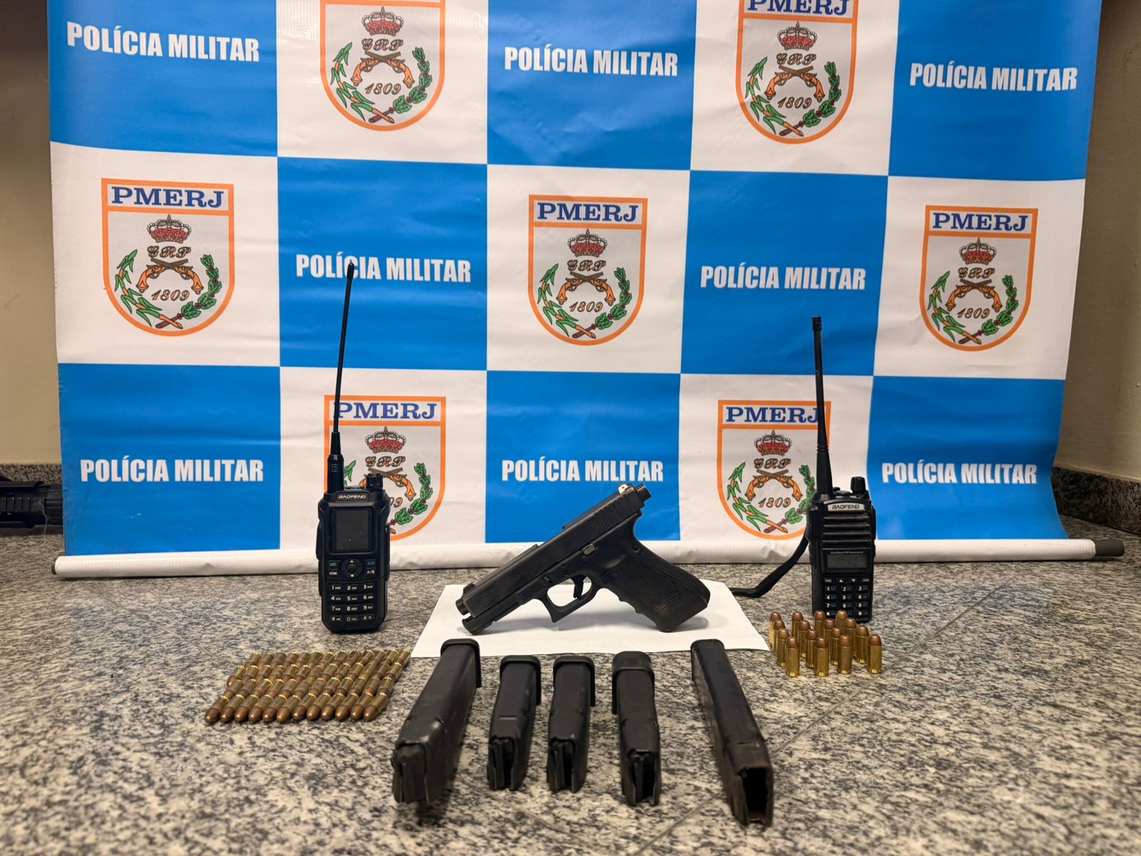 PM prende dois suspeitos e apreende arma e munições na Engenhoca, em Niterói, após informações do Disque Denúncia