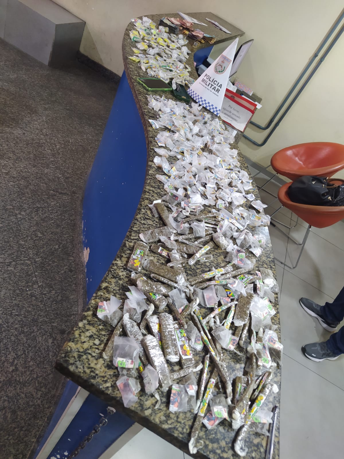 Disque Denúncia ajuda 7º BPM a apreender drogas em São Gonçalo