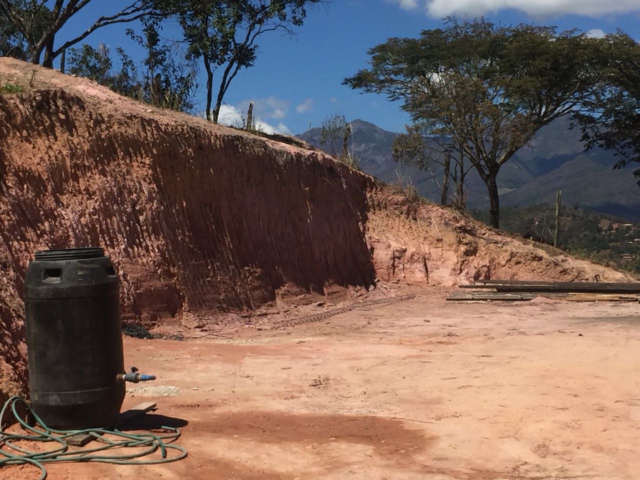 Polícia Ambiental, com ajuda do Linha Verde, identifica crimes ambientais em obra realizada em Itaipava