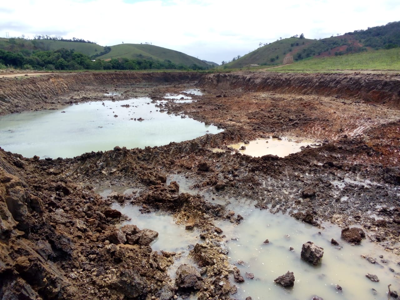 Denúncia de extração irregular de substância mineral em sítio leva policiais a encontrarem fábrica de tijolos que operava sem licença em São José de Ubá