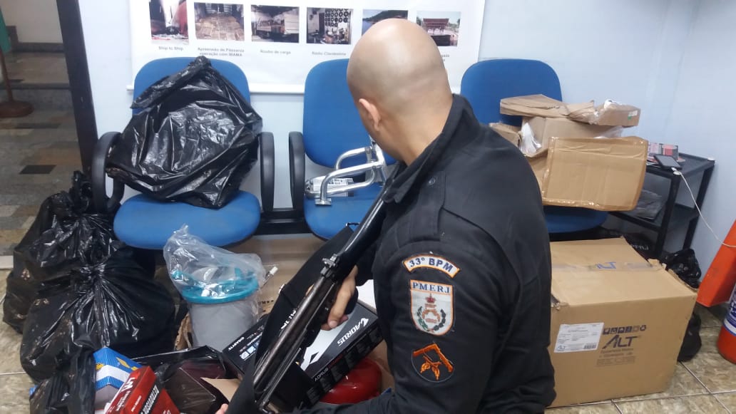 Carga dos Correios roubada é recuperada e drogas são apreendidas por policiais militares em Angra dos Reis 