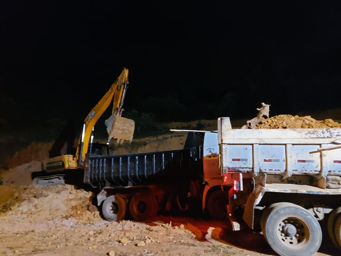 Polícia militar flagra extração de recursos minerais em Xerém com ajuda de denúncia do Linha Verde