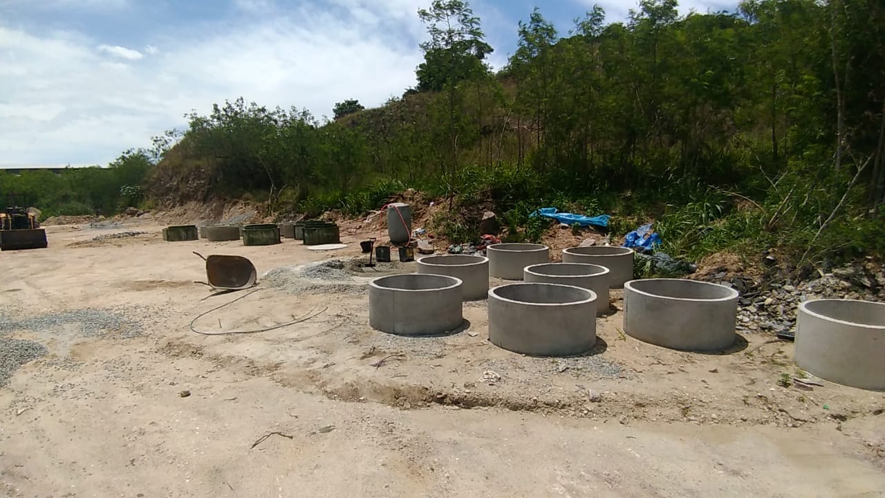 Após denúncia, polícia militar ambiental flagra empresa que produzia artefatos de cimento sem as devidas licenças em São Pedro da Aldeia