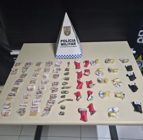 PMs do 25° BPM apreendem drogas em Cabo Frio, com informações do Disque Denúncia
