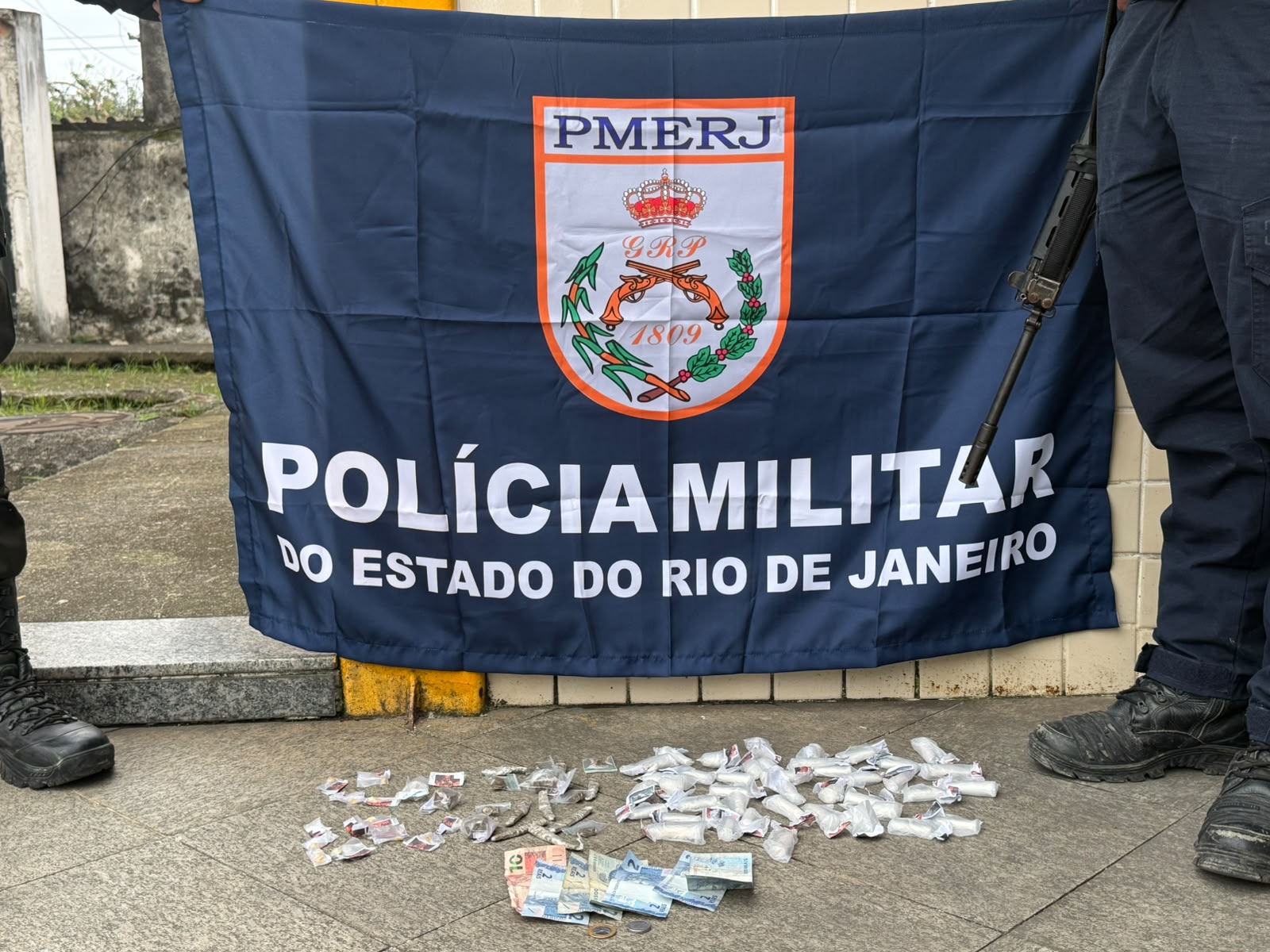 Com ajuda do Disque Denúncia, 12°BPM apreende drogas em Niterói
