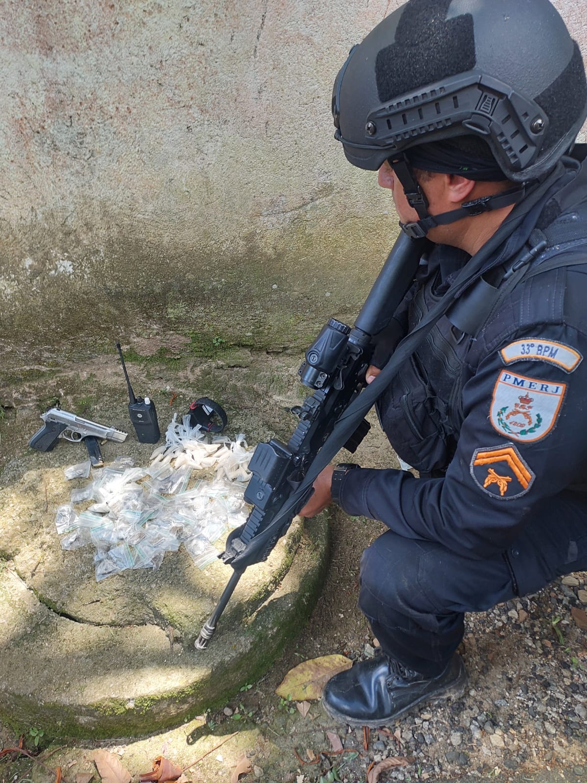 Entorpecentes e armamentos são apreendidos pela polícia em Angra após informe do Disque Denúncia
