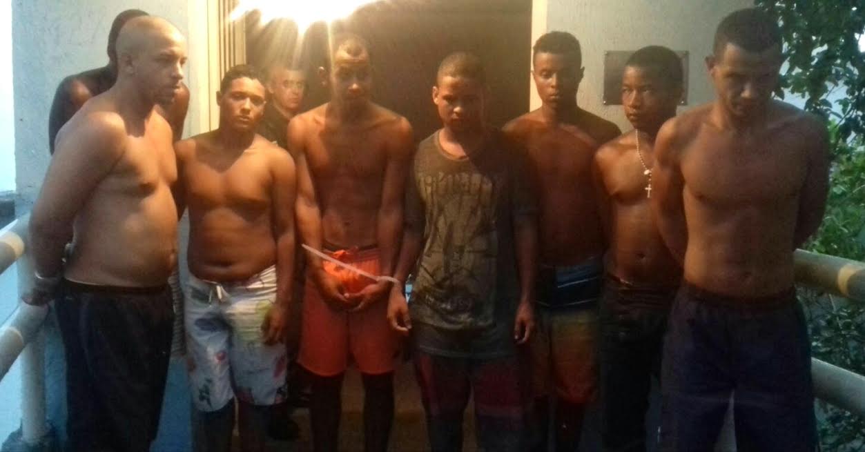 Suspeitos de tráfico são presos no Morro Azul após informações do Disque-Denúncia