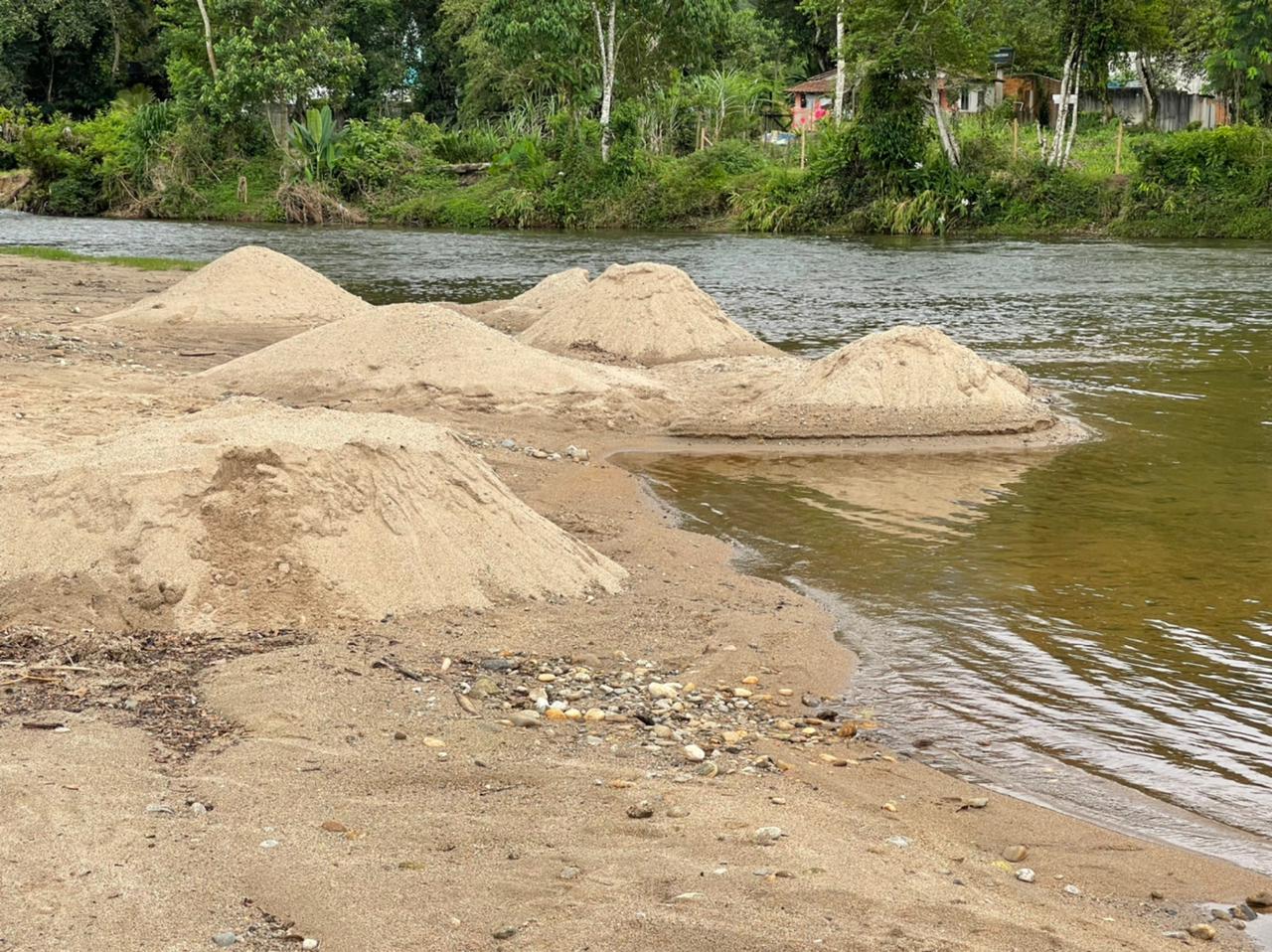 Denúncia feita ao Linha Verde leva polícia ambiental a flagrar extração mineral em Angra dos Reis