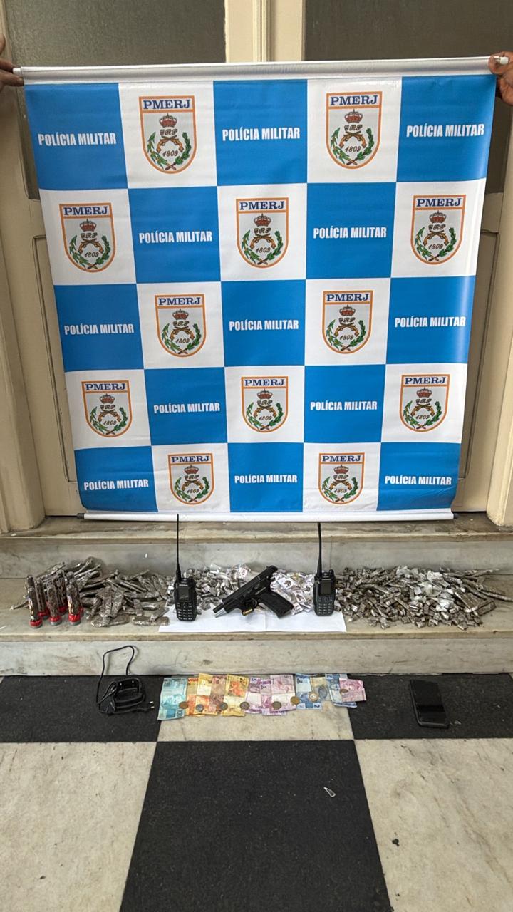 Polícia Militar apreende armas, munições e drogas em Niterói após apoio do Disque Denúncia