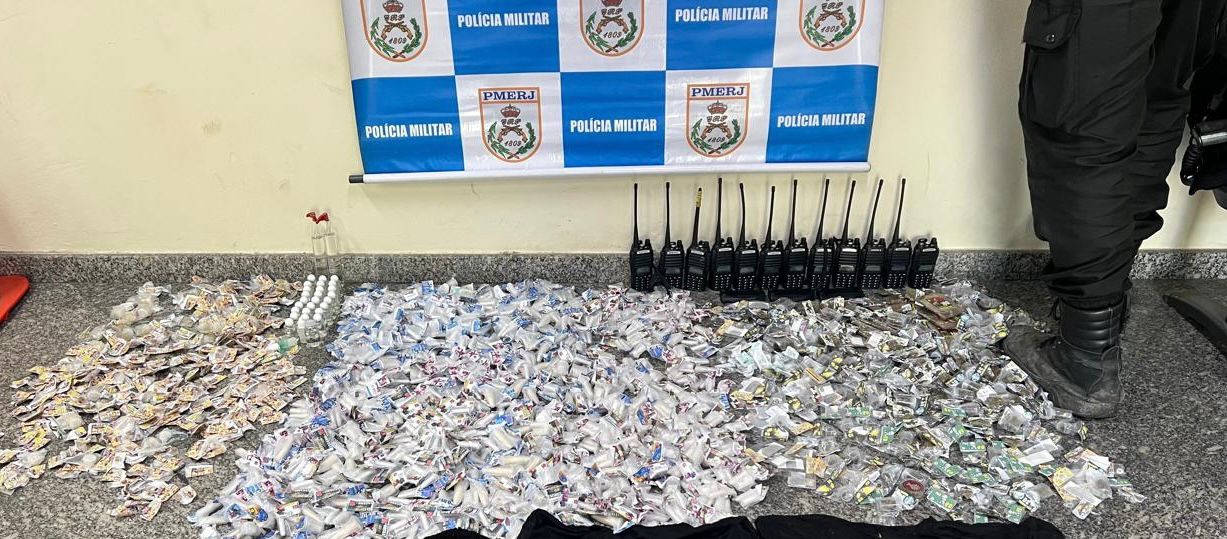PM apreende rádios transmissores, drogas e uniformes da Polícia Civil em Niterói