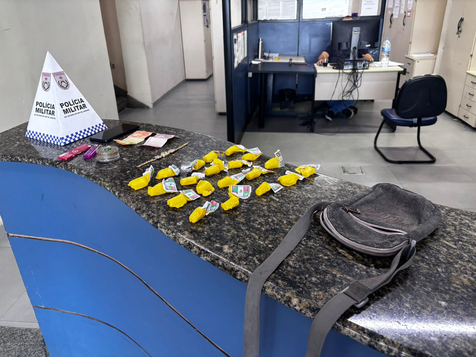 Polícia suspeita de mulher e apreende drogas durante abordagem na Japuíba 