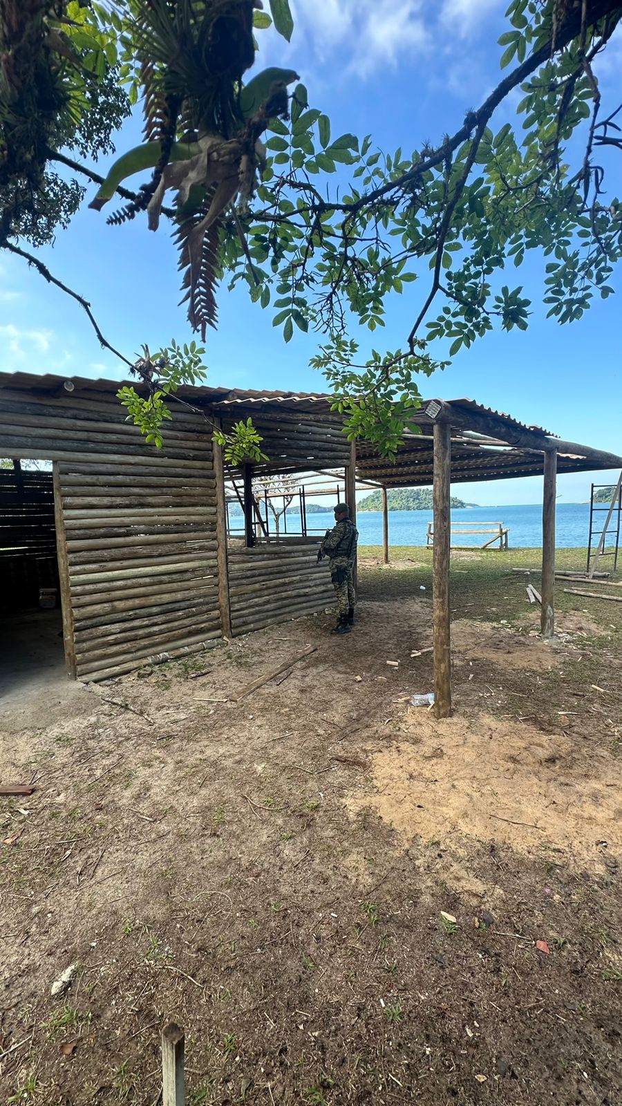 Construção irregular de quiosque na Praia da Pitanga, em Paraty, é encontrada por policiais após informação do Disque Denúncia 