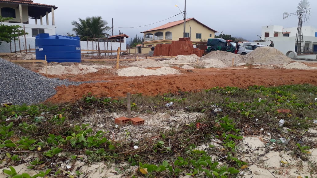 Polícia flagra construção irregular em área de praia em Ponta Negra