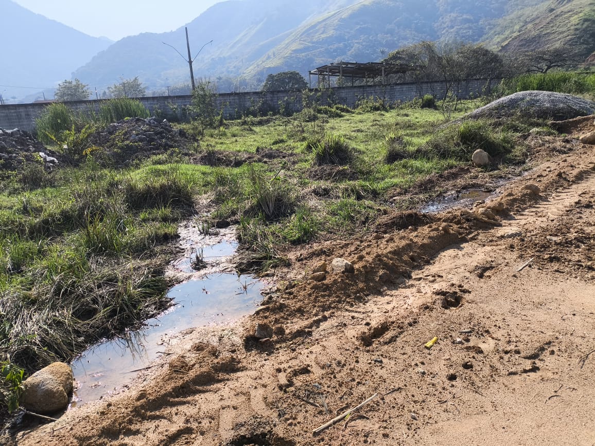 Empresa de Mangaratiba é flagrada operando em desacordo com licença ambiental após denúncia ao Linha Verde 